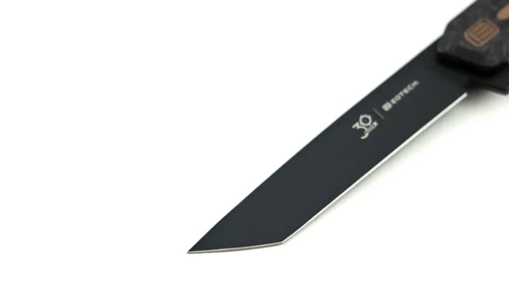 Using the TEKTO F2 Bravo X as its base, the EOTECH Edition features a 3.3-inch tanto blade constructed of D2 tool steel.