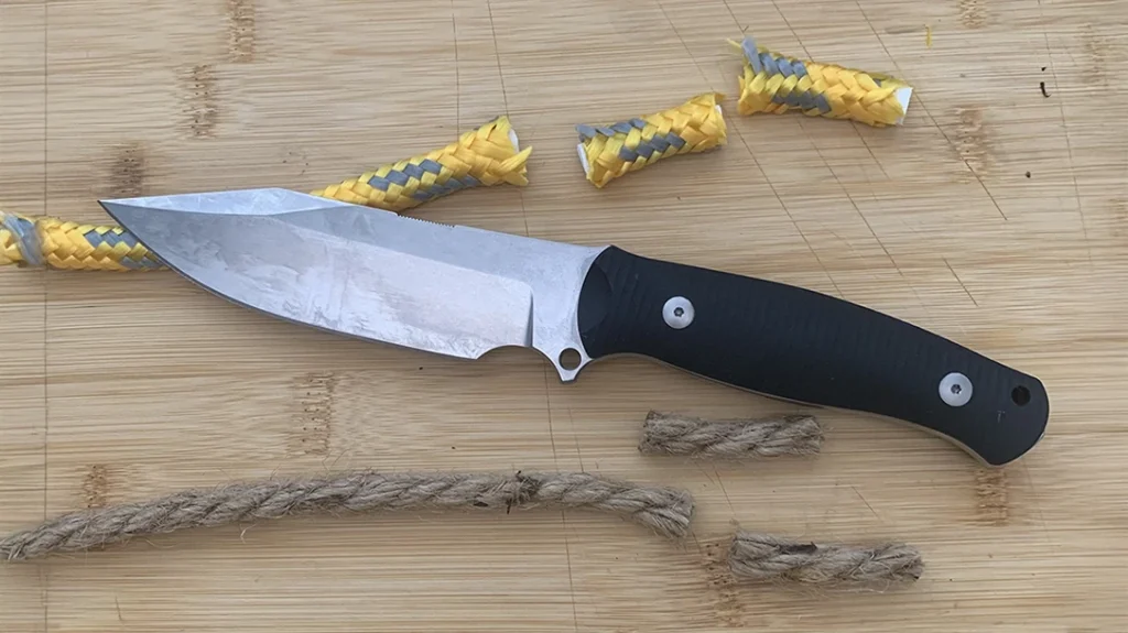 The author decided to test its edge retention by returning to the climbing rope and braided rope and see if the knife could still push through just as easily.