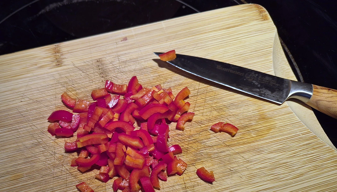 Slicing vrggiers is a breeze with this knife