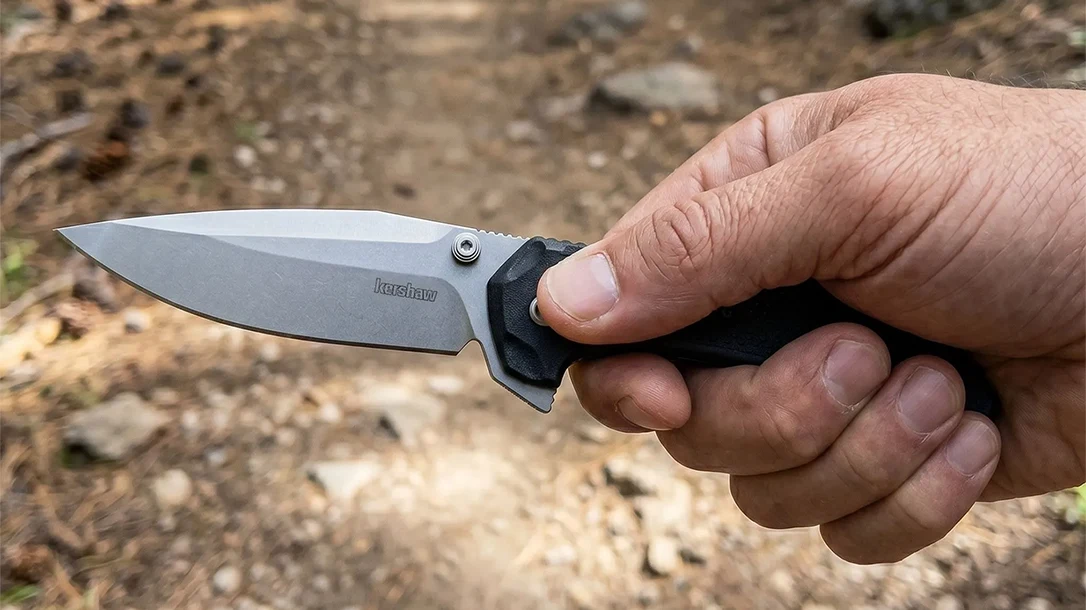 Hand holding the Kershaw Bonneville.